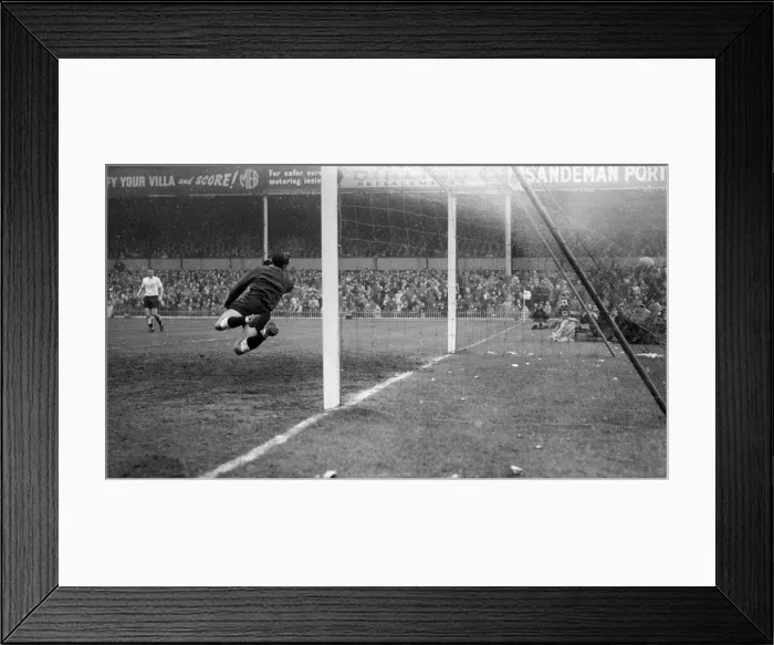 Framed Print : 1962 FA Cup Burnley 1 v. Fulham1. 31st March 1962 Framed Print : 1962 FA Cup Burnley 1 v. Fulham1. 31st March 1962