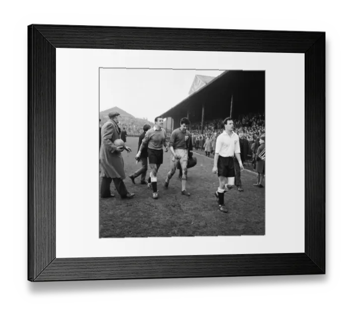 Framed Print : FA Cup Tie. Fulham v. Port Vale. Graham Leggatt (right) of Fulham walks off after