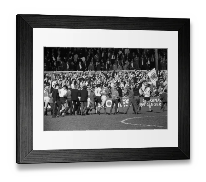 Framed Print : Fulham 1 v. Stoke 1. 1966 League campaign. Fans invade the pitch 2nd