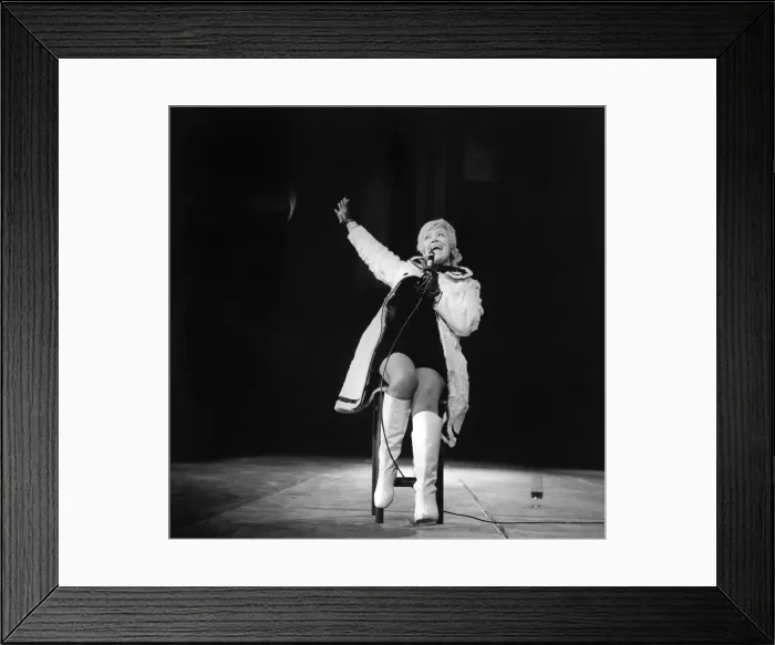 Framed Print : Singer Dorothy Squires performing at the City Hall, Newcastle on 23rd January 1971