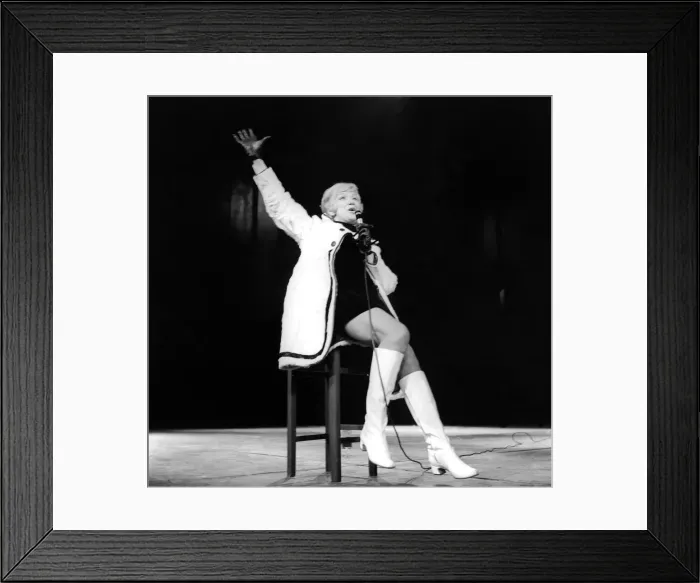 Framed Print : Singer Dorothy Squires performing at the City Hall, Newcastle on 23rd January 1971