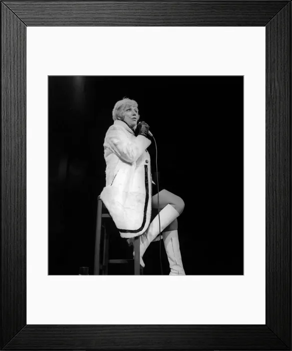 Framed Print : Singer Dorothy Squires performing at the City Hall, Newcastle on 23rd January 1971
