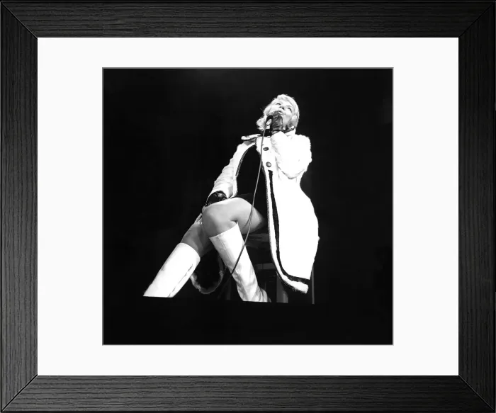Framed Print : Singer Dorothy Squires performing at the City Hall, Newcastle on 23rd January 1971