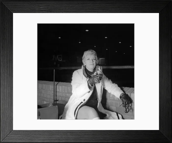 Framed Print : Singer Dorothy Squires performing at the City Hall, Newcastle on 23rd January 1971 Framed Print : Singer Dorothy Squires performing at the City Hall, Newcastle on 23rd January 1971