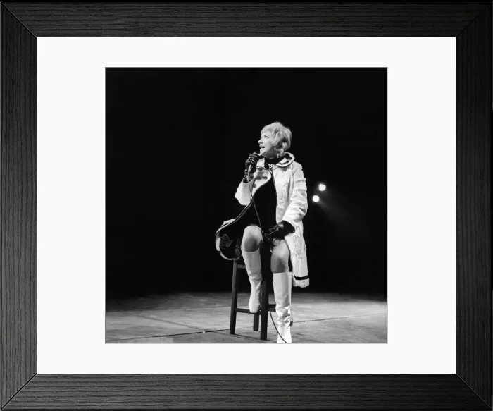 Framed Print : Singer Dorothy Squires performing at the City Hall, Newcastle on 23rd January 1971 Framed Print : Singer Dorothy Squires performing at the City Hall, Newcastle on 23rd January 1971