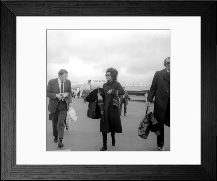 Framed Print : Shirley Bassey arriving at Newcastle Airport on 30th April 1971