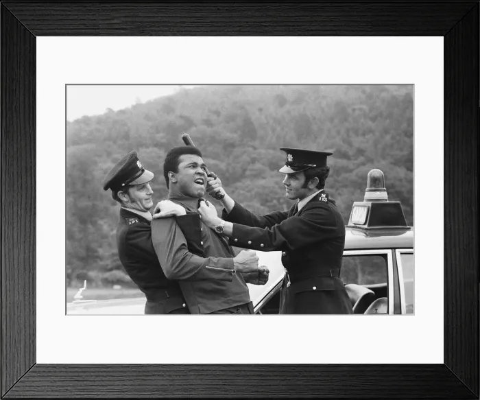 Framed Print : Muhammad Ali seen here playing a round with two policemen just outside Dublin Framed Print : Muhammad Ali seen here playing a round with two policemen just outside Dublin