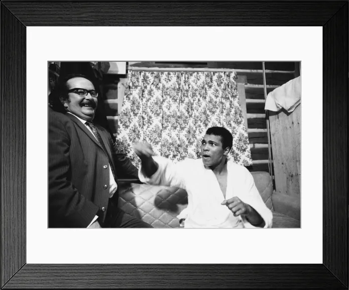 Framed Print : Muhammad Ali seen here with Daily Mirror boxing correspondent Frank McGhee at Ali