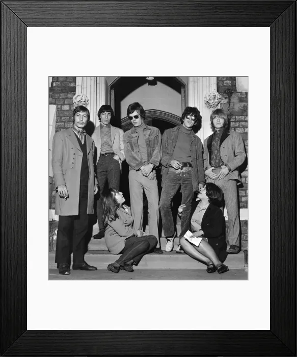 Framed Print : The Rolling Stones posing outside their Manchester Hotel Framed Print : The Rolling Stones posing outside their Manchester Hotel
