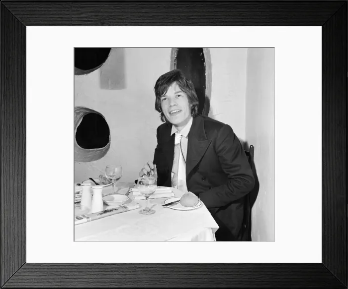 Framed Print : Rolling Stones singer Mick Jagger having dinner at Italian restaurant Trattoria Terrazza