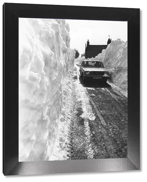 A Volvo 142 makes it way through the snow drifts in Hexham