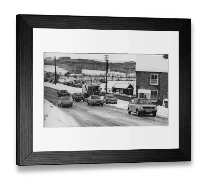 Framed Print : A winter snow scene, 28th March 1977. Cars struggle up a bank at Birches Nook