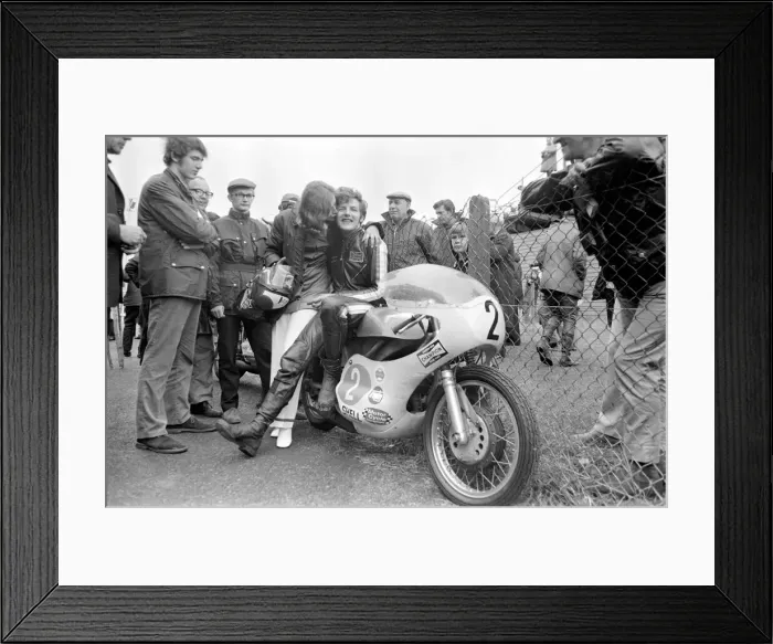 Framed Print : The International Isle of Man TT 350cc Junior Race, 7th June 1971 Framed Print : The International Isle of Man TT 350cc Junior Race, 7th June 1971