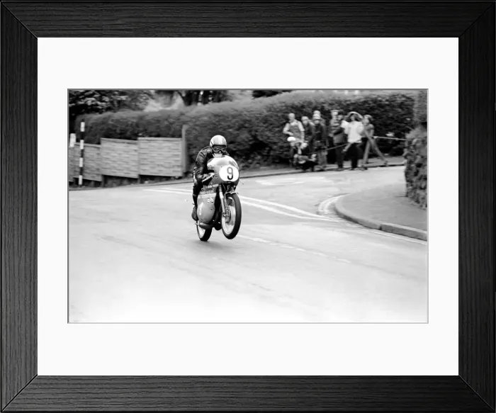 Framed Print : The International Isle of Man TT 350cc Junior Race, 7th June 1971 Framed Print : The International Isle of Man TT 350cc Junior Race, 7th June 1971