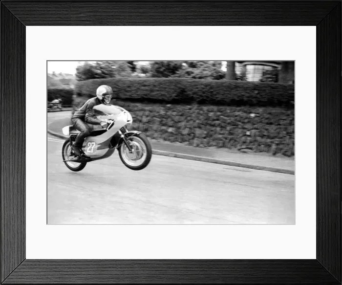 Framed Print : The International Isle of Man TT 350cc Junior Race, 7th June 1971 Framed Print : The International Isle of Man TT 350cc Junior Race, 7th June 1971