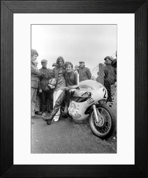 Framed Print : The International Isle of Man TT 350cc Junior Race, 7th June 1971 Framed Print : The International Isle of Man TT 350cc Junior Race, 7th June 1971