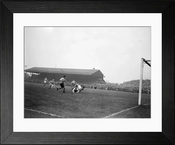 Framed Print : Peterborough v Ipswich Town, FA Cup match at London Road, 19th November 1955 Framed Print : Peterborough v Ipswich Town, FA Cup match at London Road, 19th November 1955