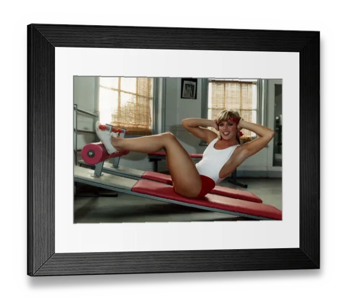 Framed Print : Suzanne Mizzi Model training at home on situp bench A©Mirrorpix