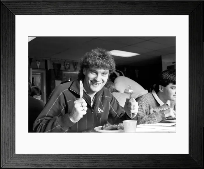 Framed Print : Tottenham Hotspur footballer Glenn Hoddle enjoys his lunch in the team