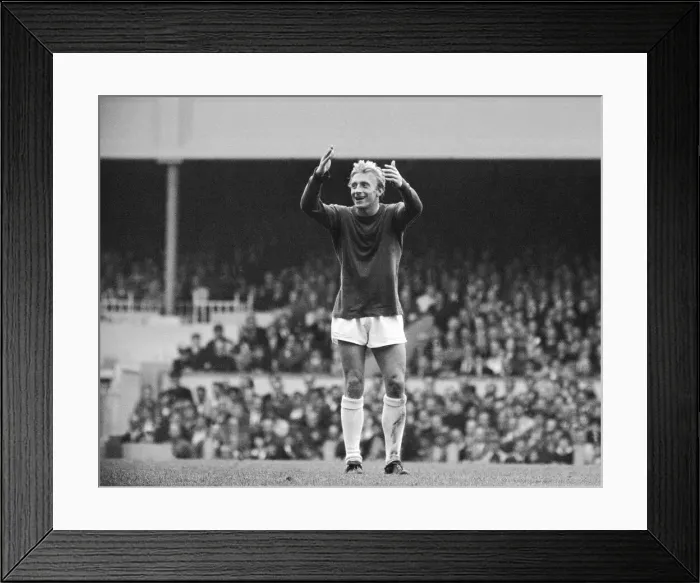Framed Print : English League Division One match at Highbury. Arsenal 4 v Manchester United 2 Framed Print : English League Division One match at Highbury. Arsenal 4 v Manchester United 2