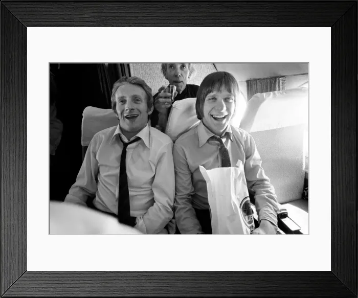 Framed Print : Manchester United players Denis Law and John Fitzpatrick returning from Milan April