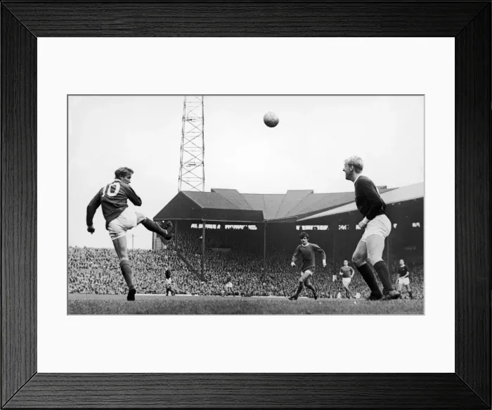 Framed Print : English League Division One match at old Trafford. Manchester United 1 v Arsenal 0 Framed Print : English League Division One match at old Trafford. Manchester United 1 v Arsenal 0