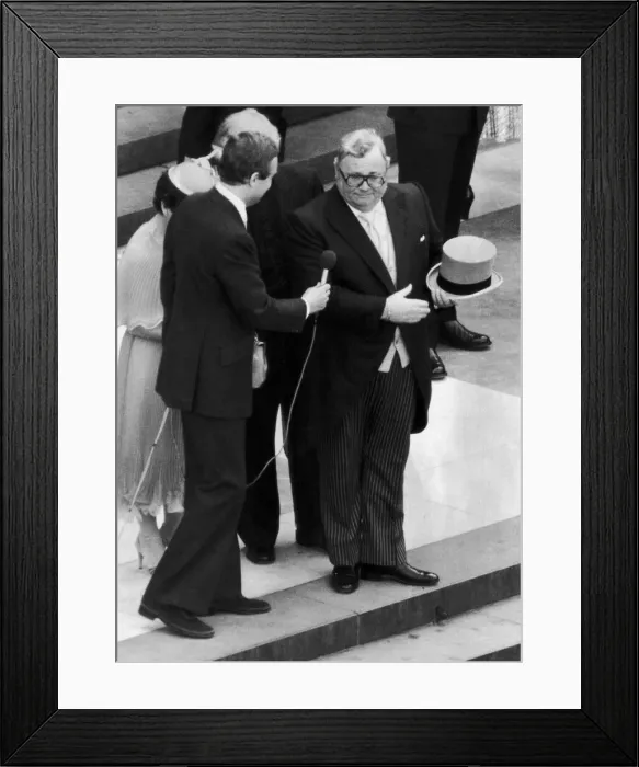 Framed Print : Prince Charles and Diana Spencer wedding, 29th July 1981 Framed Print : Prince Charles and Diana Spencer wedding, 29th July 1981