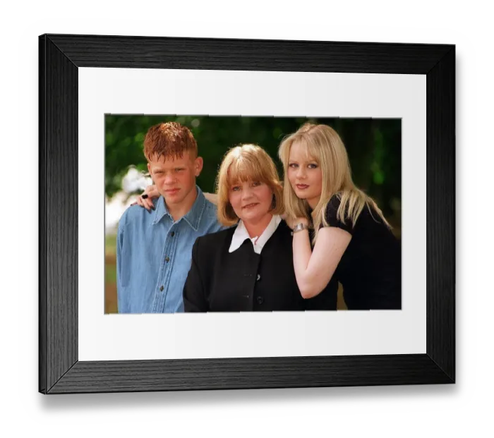 Framed Print : Jordan, Lynn and Lauren Higgins, family of snooker icon Alex Higgins Framed Print : Jordan, Lynn and Lauren Higgins, family of snooker icon Alex Higgins