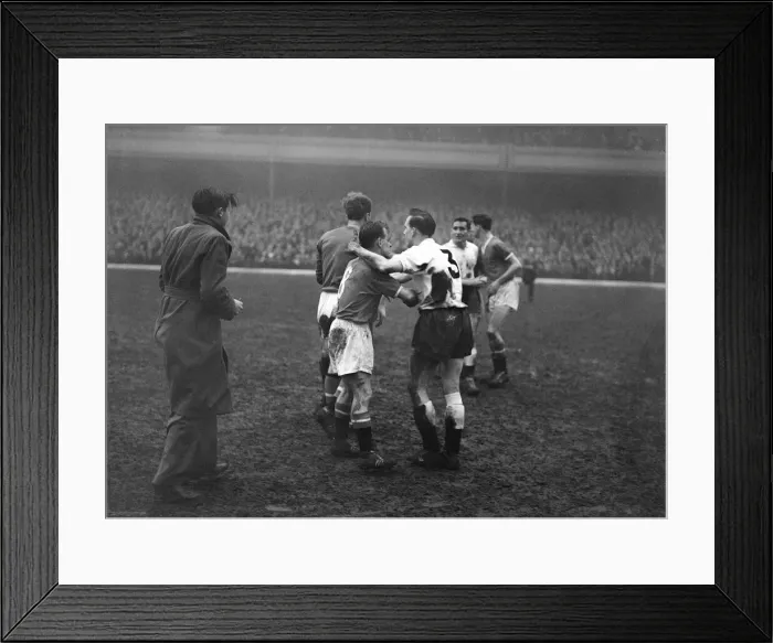 Framed Print : Manchester United v Fulham in the FA Cup Semi Final March 1958 Palyers shake Framed Print : Manchester United v Fulham in the FA Cup Semi Final March 1958 Palyers shake