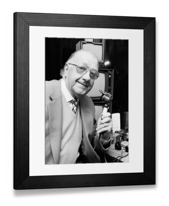 Framed Print : BBC snooker commentator Ted Lowe holding his microphone. 27th January 1986