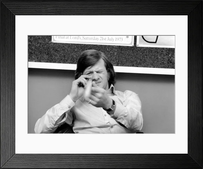Framed Print : World snooker champion Alex Hurricane'Higgins pictured lchecking Framed Print : World snooker champion Alex Hurricane'Higgins pictured lchecking