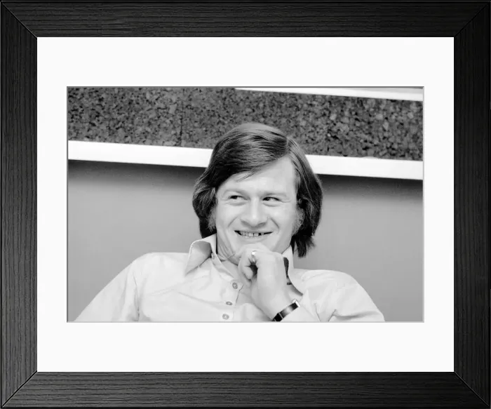 Framed Print : World snooker champion Alex Hurricane'Higgins pictured in his manager Framed Print : World snooker champion Alex Hurricane'Higgins pictured in his manager