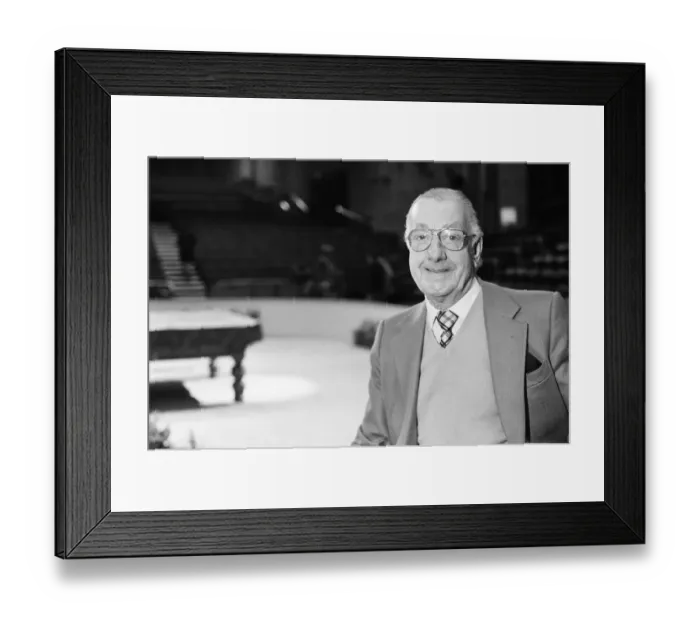 Framed Print : BBC snooker commentator Ted Lowe at Wembley Conference centre ahead of the Benson