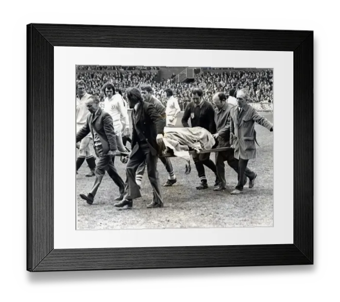 Framed Print : Sport - Rugby - Swansea v Pontypool - Swansea and Wales No 8 Mervyn Davies is carried of