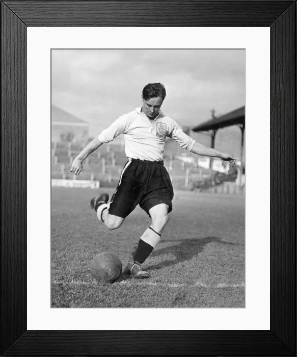 Framed Print : Fulham FC. Bedford Jezzard in training 19th August 1949 Framed Print : Fulham FC. Bedford Jezzard in training 19th August 1949