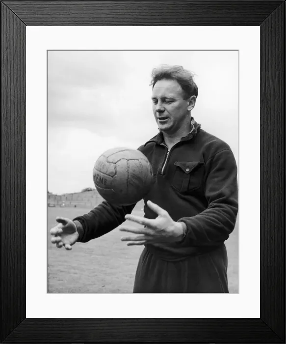 Framed Print : Bedford Jezzard of Fulham FC in training. c. 1955 Framed Print : Bedford Jezzard of Fulham FC in training. c. 1955