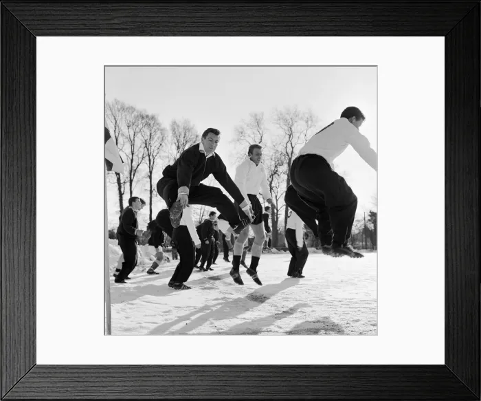 Framed Print : Johnny Haynes training with Fulham Reserves at Leatherhead FC in the snow
