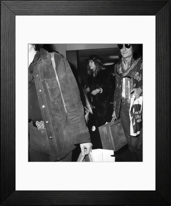 Framed Print : Rolling Stones and Patti Boyd (Ronnie Wood guitarist). November 1973 73-9286-006