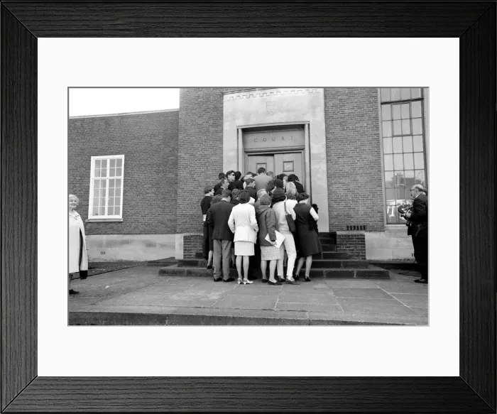 Framed Print : Members of the public waiting to go into court to see Mick Jagger Framed Print : Members of the public waiting to go into court to see Mick Jagger