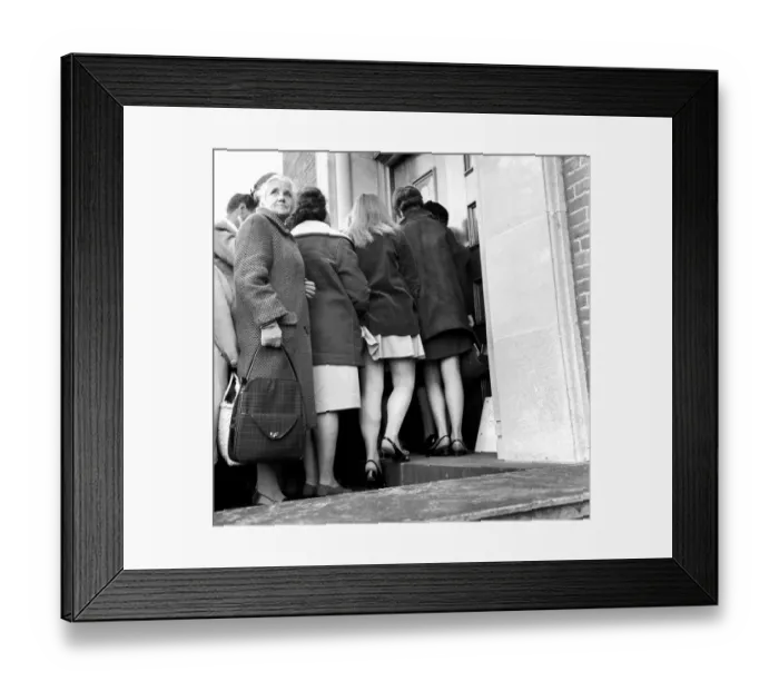 Framed Print : Members of the public waiting to go into court to see Mick Jagger Framed Print : Members of the public waiting to go into court to see Mick Jagger