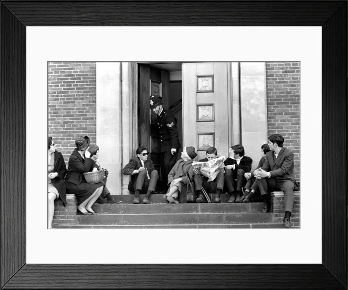 Framed Print : Members of the public waiting to go into court to see Mick Jagger Framed Print : Members of the public waiting to go into court to see Mick Jagger