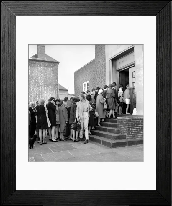 Framed Print : Members of the public filing into court to see Mick Jagger Framed Print : Members of the public filing into court to see Mick Jagger