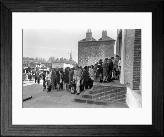 Framed Print : Members of the public waiting to go into court to see Mick Jagger Framed Print : Members of the public waiting to go into court to see Mick Jagger