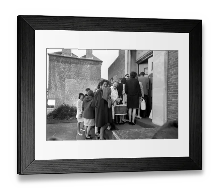 Framed Print : Members of the public waiting to go into court to see Mick Jagger Framed Print : Members of the public waiting to go into court to see Mick Jagger