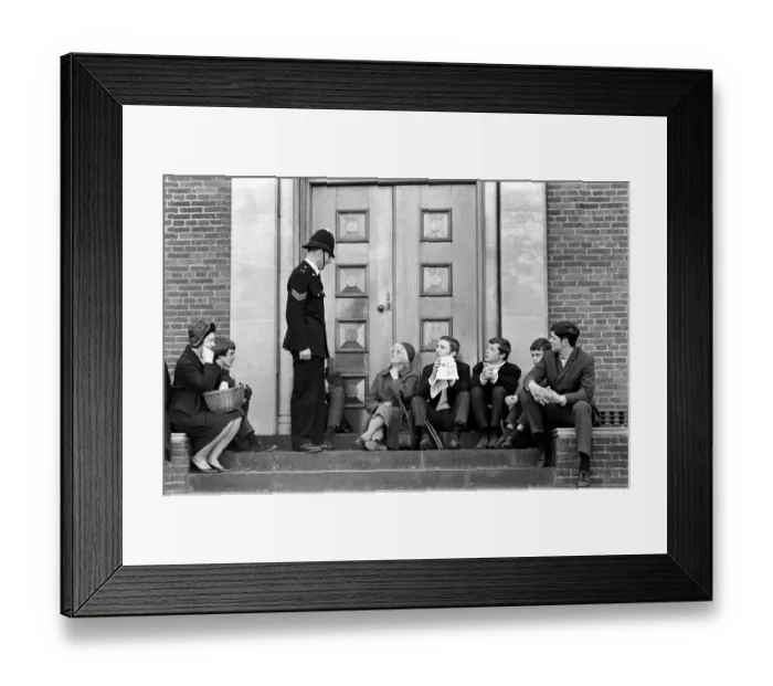 Framed Print : Members of the public waiting to go into court to see Mick Jagger Framed Print : Members of the public waiting to go into court to see Mick Jagger