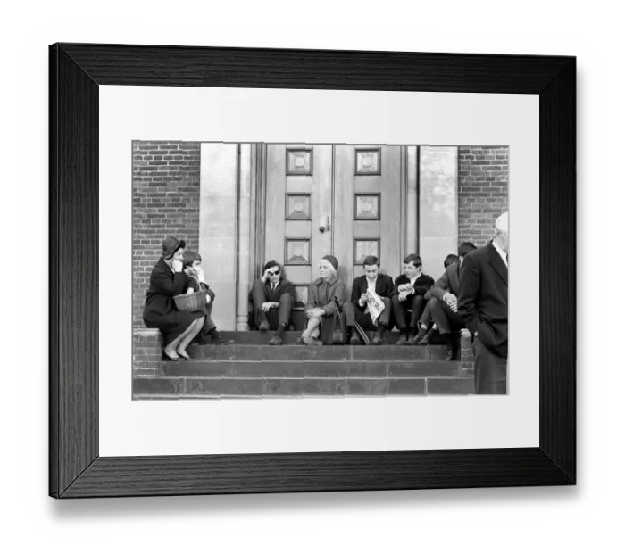 Framed Print : Members of the public waiting to go into court to see Mick Jagger Framed Print : Members of the public waiting to go into court to see Mick Jagger