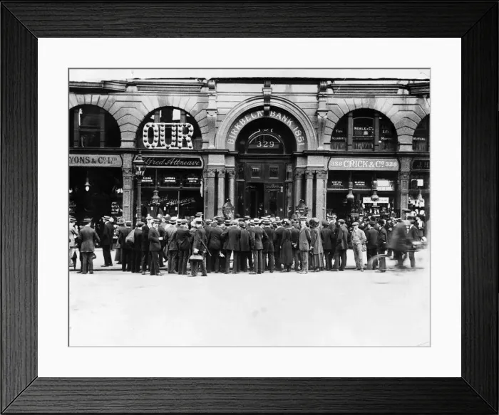 : Birkbeck bank suspends payment June 1911 scene outside bank : Birkbeck bank suspends payment June 1911 scene outside bank