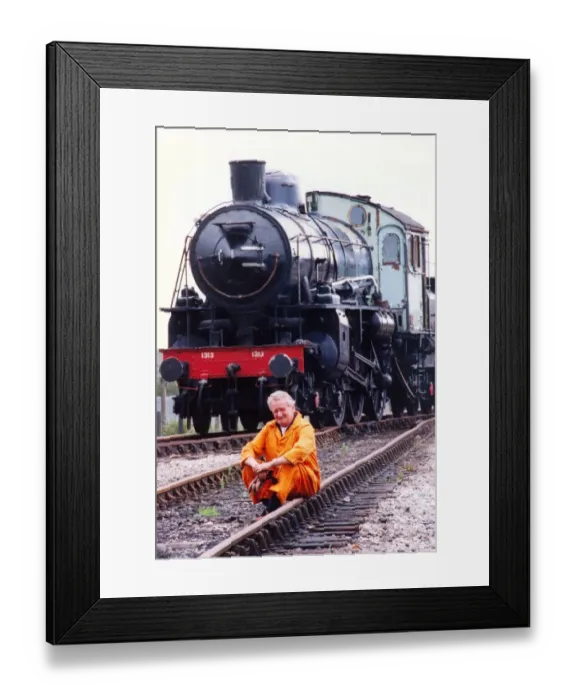 Framed Print : Les Ferguson from the Stephenson Railway Museum, Silverlink, North Shields Framed Print : Les Ferguson from the Stephenson Railway Museum, Silverlink, North Shields
