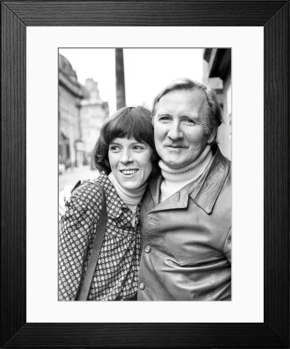 Framed Print : Leslie Phillips and Fran O Linn, who appear in To Dorothy Framed Print : Leslie Phillips and Fran O Linn, who appear in To Dorothy