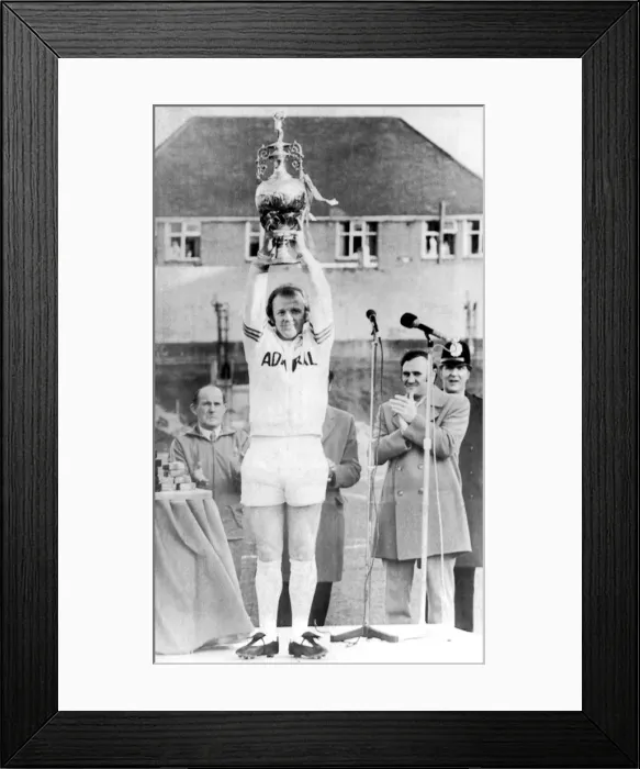 Framed Print : Leeds United captain Billy Bremner holds up The League Cup with manager Don Revie Framed Print : Leeds United captain Billy Bremner holds up The League Cup with manager Don Revie